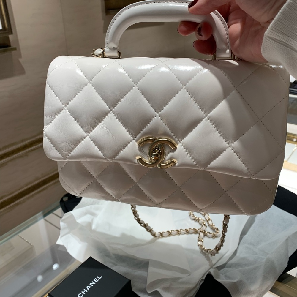 Absolutely stunning rare brand New Coco Chanel travel purse with handle .A must! - Picture 2 of 7
